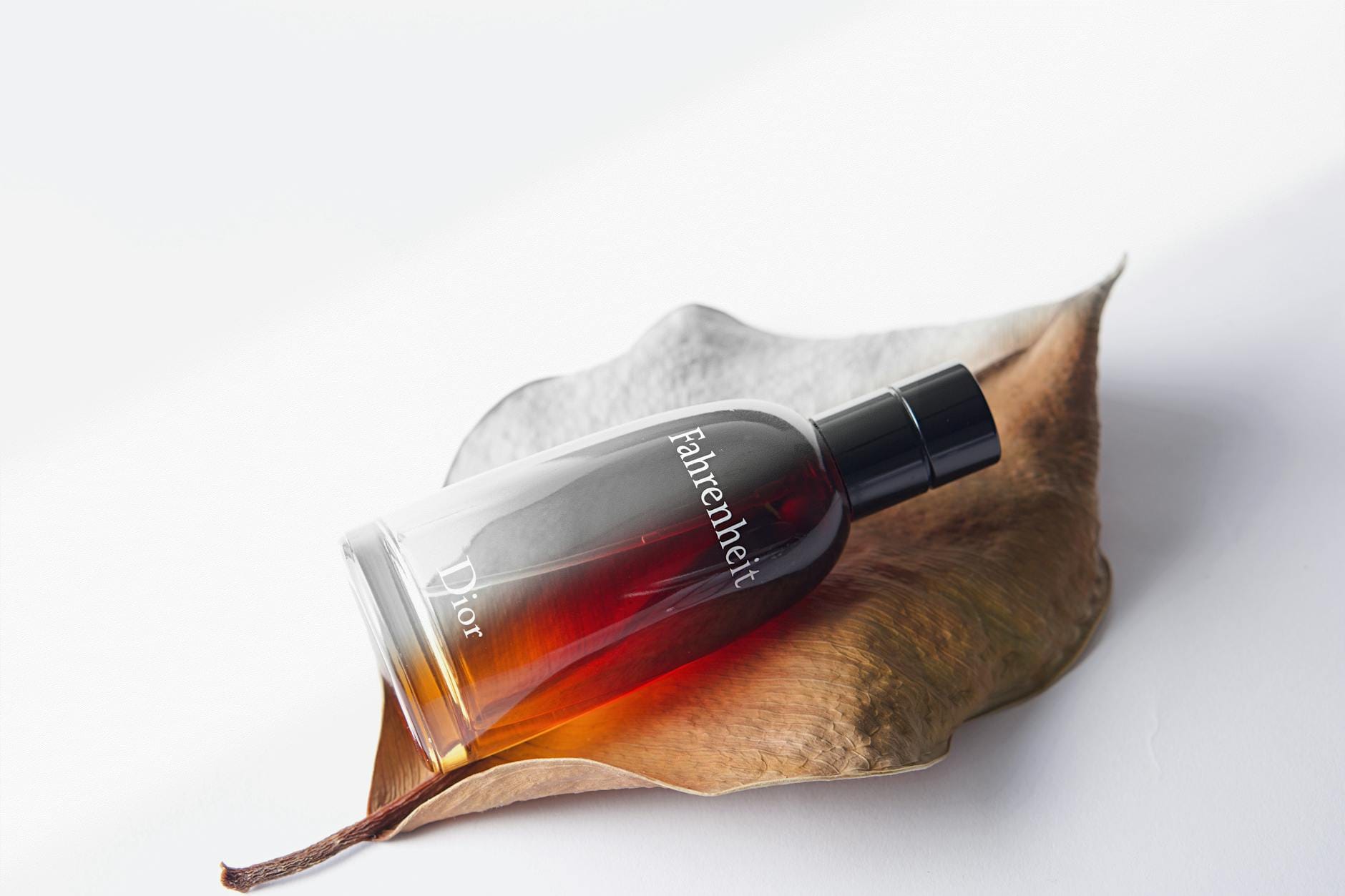 Dior Sauvage perfume bottle with fresh bergamot and pepper ingredients, representing the fragrance’s scent profile and luxury appeal.