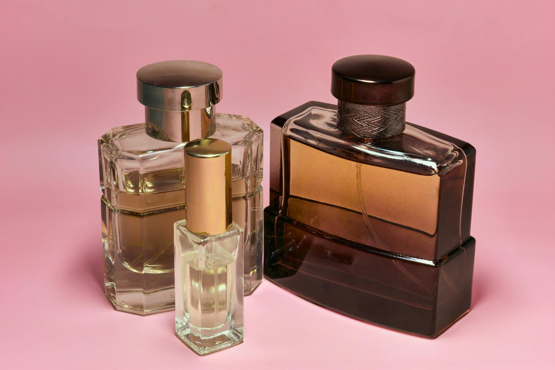 Infographic comparing Eau de Parfum and Eau de Toilette with key differences in concentration, longevity, and best uses.
